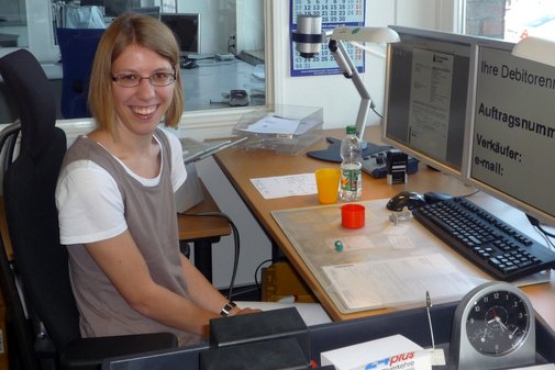 Eine vilmA-Preisträgerin an ihrem Büro-Arbeitsplatz vor dem PC.