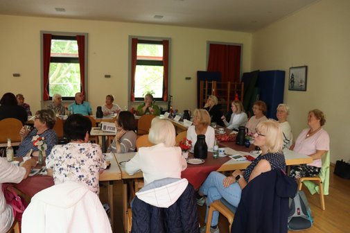 Treffen der Vertreterinnen der Frauen im Mehrgenerationenhaus. Thema Pflegeberatung im September 2025. Vertreterinnen der Frauen sitzen an Tischen zusammen.