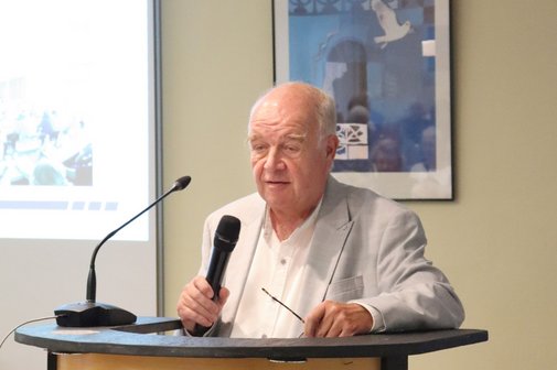 Dr. Wolf-Dieter Kuhlmann, WEISSER Ring e.V. Ein Mann steht vor einem Mikrophone und hält einen Vortrag.