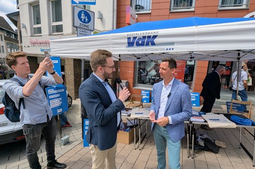 Der amtierende Landrat Andreas Müller (rechts) stand Benedikt Lechtenberg, Referent für Kommunalpolitik, Rede und Antwort und nahm sich auch im Anschluss viel Zeit, um sich mit VdK-Vertreterinnen und Vertretern auszutauschen.