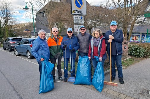 Mitglieder bei der Aktion Frühjahrsputz