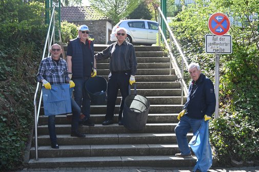 Frühjahrsputz Mitglieder sammeln Müll