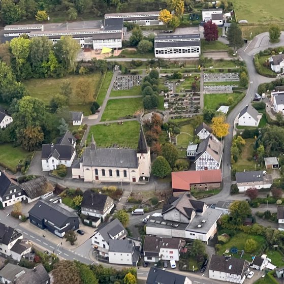 Luftaufnahme Kirche und Schule Teilansicht von Oedingen